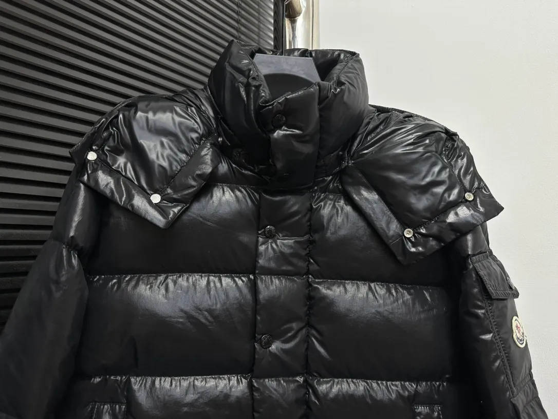 P390 Moncler/ 2026 70 、 。 DNA ， ， 。 Classic ， 、 。 Classic 70 。 Quality， 90 ，Premium Quality ， ，Black ！ Sizes M-3XL